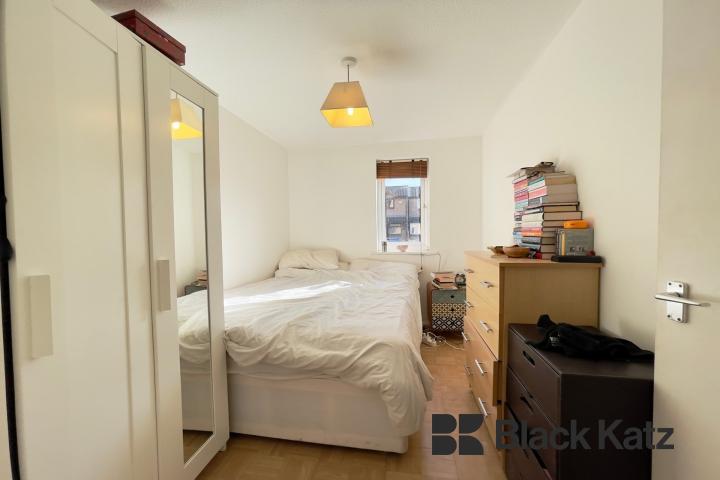 Contemporary ground floor apartment with beautiful communal gardens John Maurice Close, Elephant and Castle / Borough